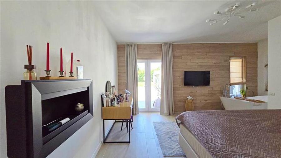 Casă individuală cu 4 camere cu Piscina în Fabric