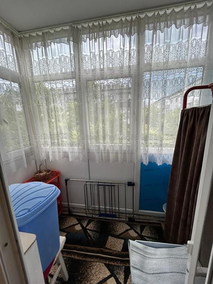 Apartament cu 2 camere nedecomandat,zona micro 11.Pret 35.000 euro. Detalii la tel. 0730745723 - 2