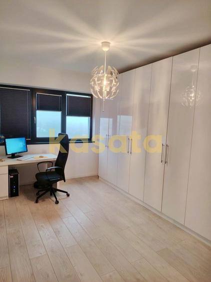 Apartament cu 4 camere semidecomandat, mobilat în P-ta Presei Libere