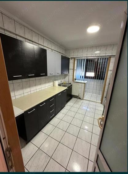 Apartament cu 3 camere decomandat în Școlilor