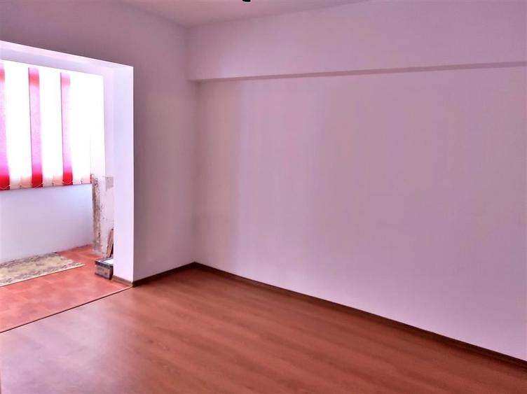 Apartament 3 camere, decomandat, etajul 3, Zona Gura Leului - 8