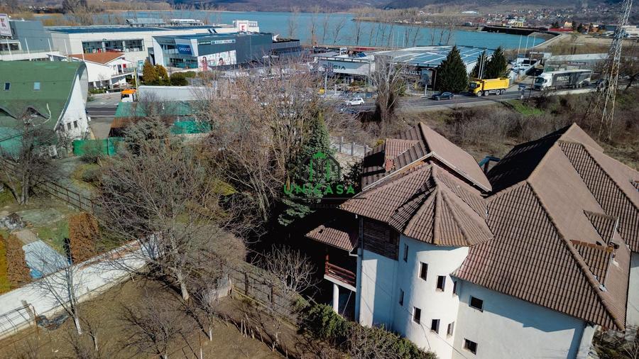 Casă individuală cu 7 camere cu Canalizare în Cartierul Nord