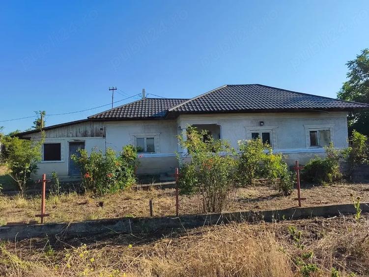 Casă cu Teren 1629 Mp în Săceni