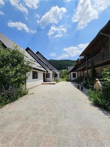 PROPRIETATE DE VANZARE in Slănic Moldova cu 2 case pe teren de 2.160 mp | L PROPRIETATE DE VANZARE in Slănic Moldova cu 2 case pe teren de 2.160 mp | L