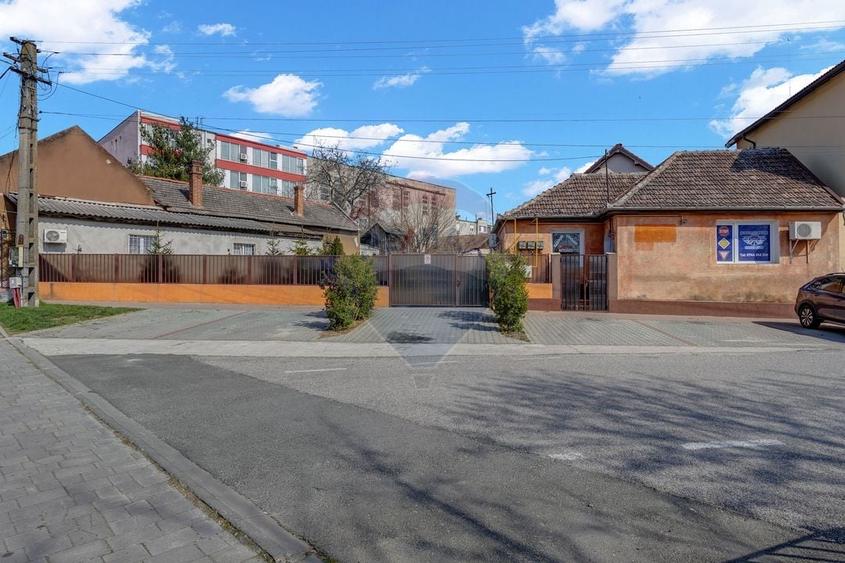 Oportunitate rară în Chișineu-Criș: locuință și spații comerciale - 2