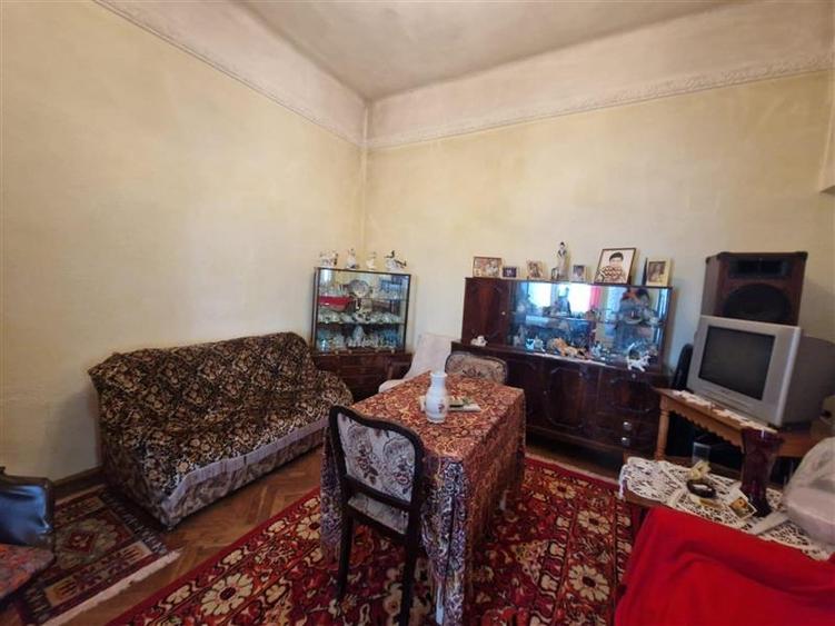 Ramnicu Valcea - Biblioteca Judeteana - casa - 3 camere - curte comuna - 2