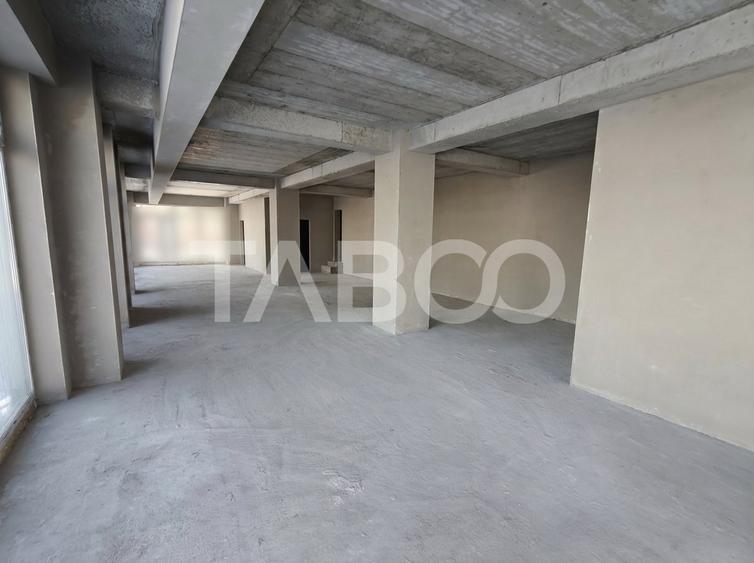 Spatiu Comercial 169 mp utili cu 8 locuri de parcare - Vitrina 13 m - 5