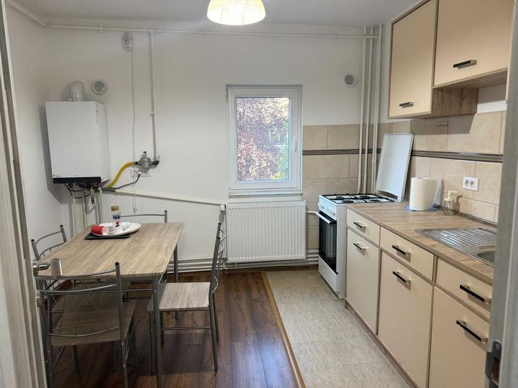 Apartament cu 3 camere semidecomandat în Central
