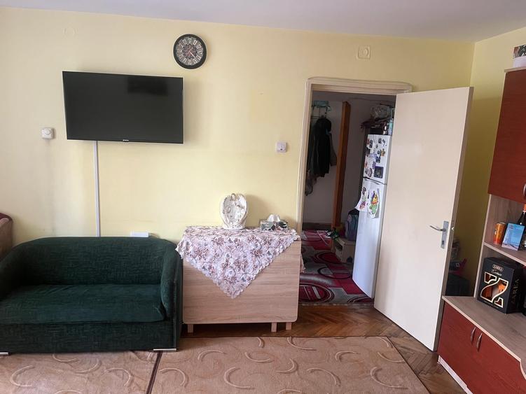 Apartament cu 4 camere semidecomandat în Dărmănești