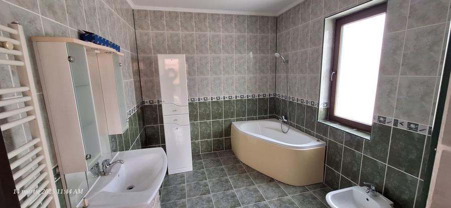 Casă individuală cu 8 camere cu Garaj în Berceni
