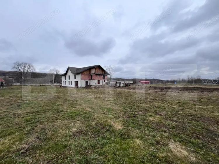 Pensiune in construc?ie cu poten?ial turistic ?i teren generos. 420mp utili - 8