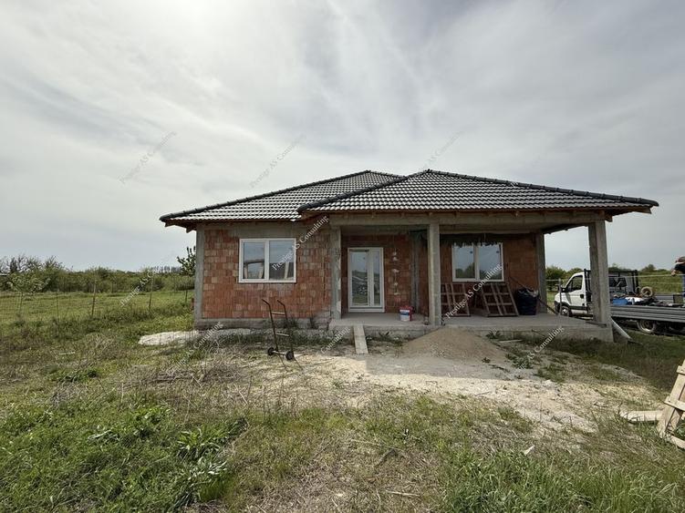 Casa la rosu dispusa pe Parter | 740 Teren | Sag - 1