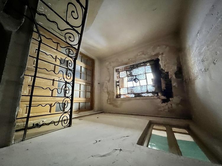 Imobil 2185 mp Centrul Istoric Piata Unirii 500 mp teren vitrina 19 m - 26