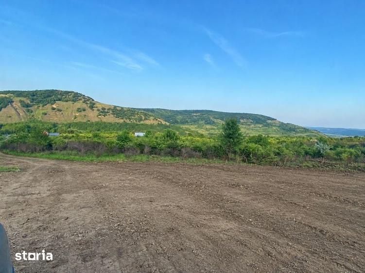 Teren de 2800 mp, în Valea Lungă
