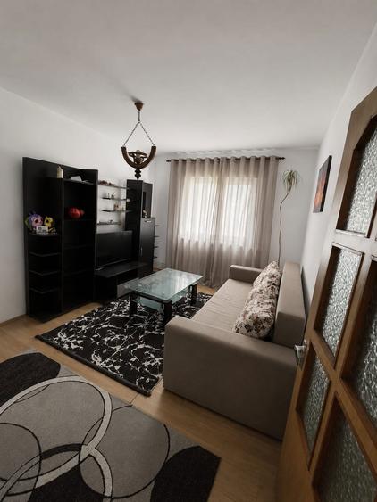 Vand apartament 3 camere,. decomandat ,foarte spatios - 1