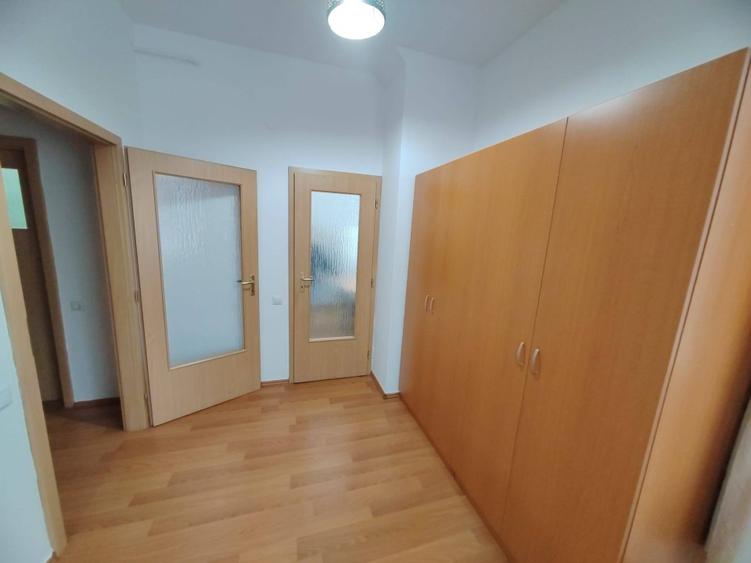 Vând un apartament cu o cameră, bucătărie, baie, debara, hol, 38 mp. Str Gladiol - 1