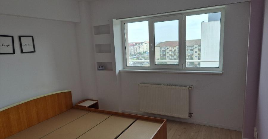 Proprietar , inchiriez apartament , renovat , 4 camere ,zona buna. - 14