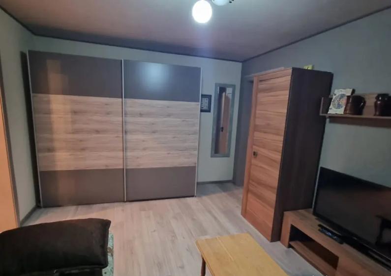 Apartament 2 camere semidecomandat, etaj 1 , zona Curtea de - 5