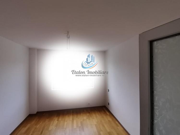 Ap. 3 camere semidecomandat, etaj 2, Piata Darmanesti - 1