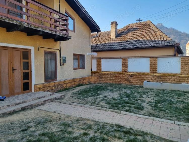 Casă cu 4 camere cu Teren 300 Mp în Central