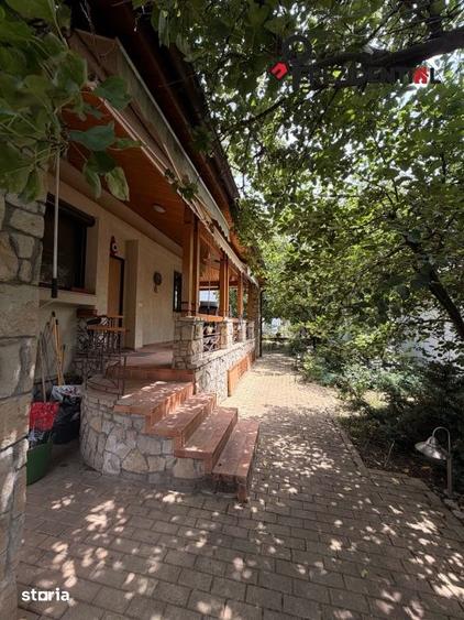 Casă cu 6 camere cu Teren 520 Mp în Văcăresti