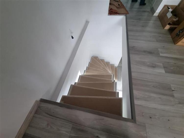 Casa independenta pe 2 nivele, 4 camere, 2 bai, debara cu 3 arii teren  in Sancr - 6