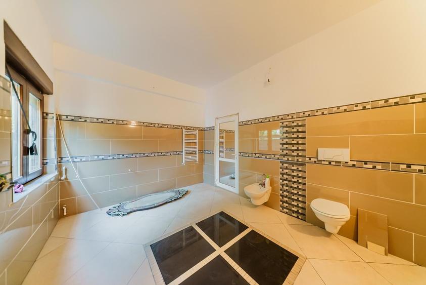 Casă individuală cu 6 camere cu Canalizare în Aradul Nou