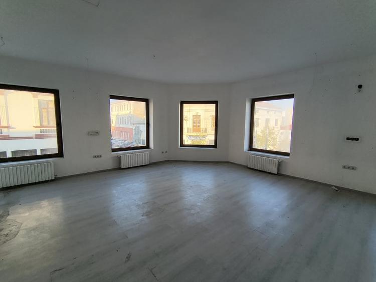 Ultracentral Promendata Stefan cel Mare-cladire interbelica diverse activitati - 8