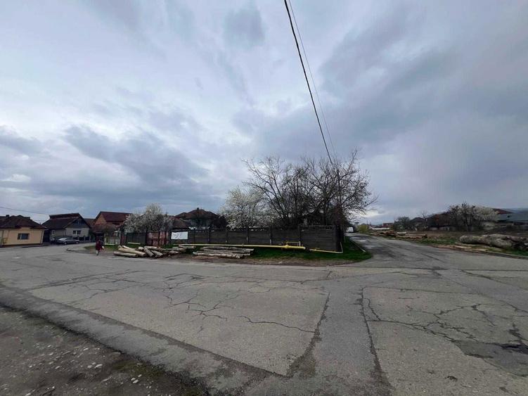 Vand Teren 127mp+Hala 267 mp Hateg str Galbena 47 Intravilan - 2