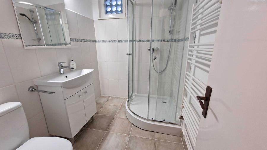 Inchiriez apartament cu trei camere, complet renovata, zona cornisa. - 6