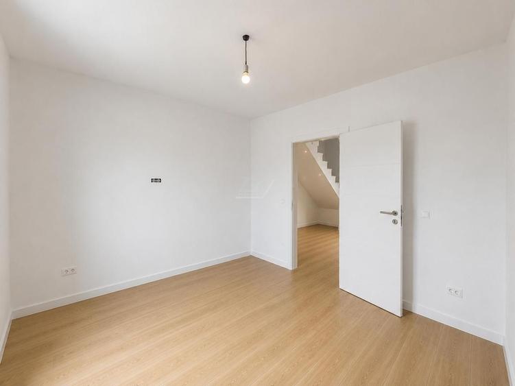 Duplex cu 5 camere cu Canalizare în Moșnița Nouă