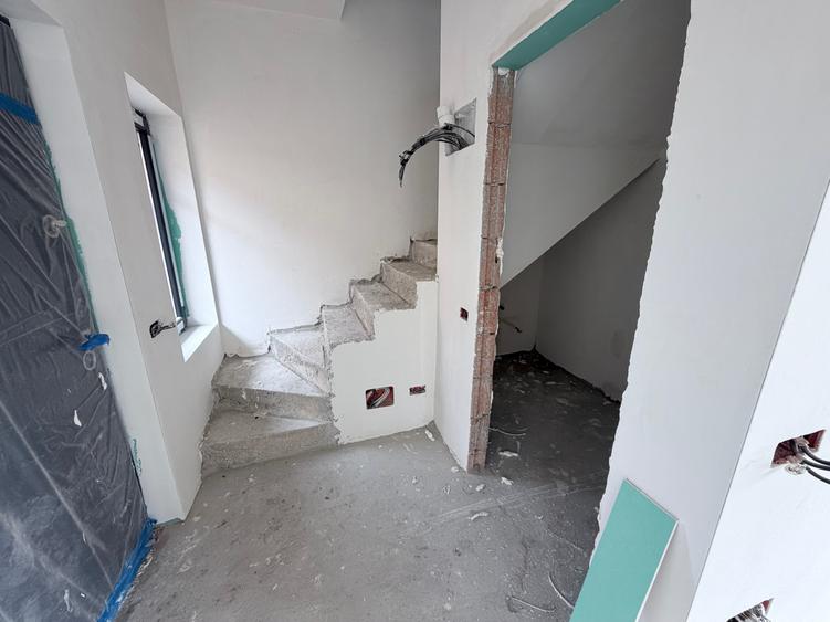 Ocazie! Case P+1+Pod. 4 cam. Util 100mp. Teren 200mp. Complex inchis - 8