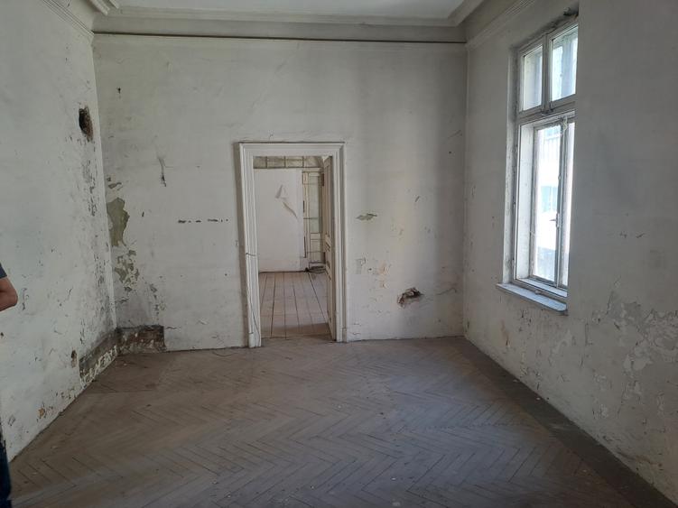 Unirii-Cartierul Evreiesc, singur curte, dubla deschidere, libera - 12