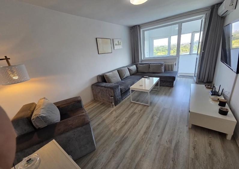 Apartament cu 3 camere semidecomandat, mobilat în Colentina