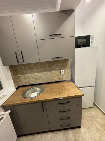 Inchiriez garsoniera mobilata, dispune de suficiente spatii - 5