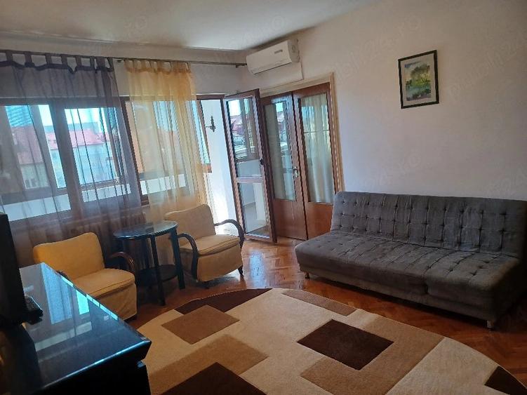 Apartament cu 3 camere semidecomandat în Centrul Civic