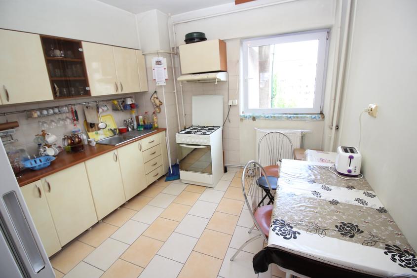 3 camere cu living de 31 mp, dormitoare de 14 și 12, bucătărie de 10,  centrală - 6