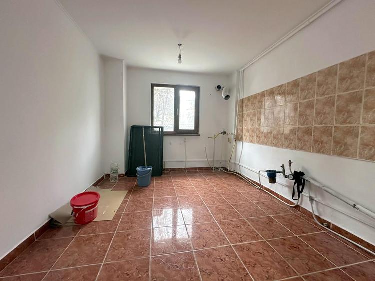 ZIMBRU - Bloc 1980, Apartament 3 camer decomandat, parter, MOBILAT - 3