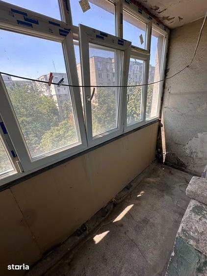 Apartament cu 3 camere semidecomandat în Crângași
