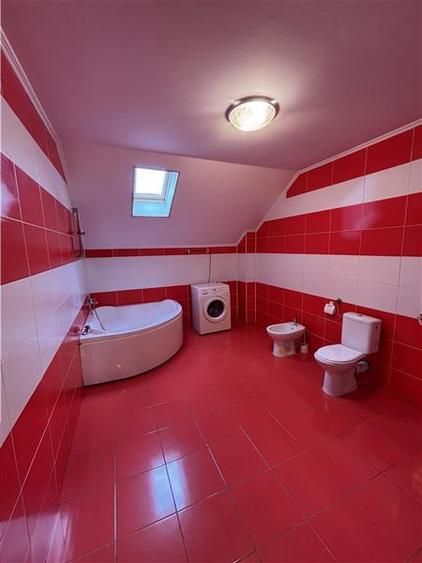 Casă cu 8 camere cu Teren 200 Mp în Exterior Nord