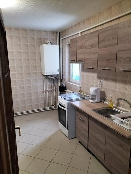 Apartament cu 3 camere decomandat, mobilat în Tei