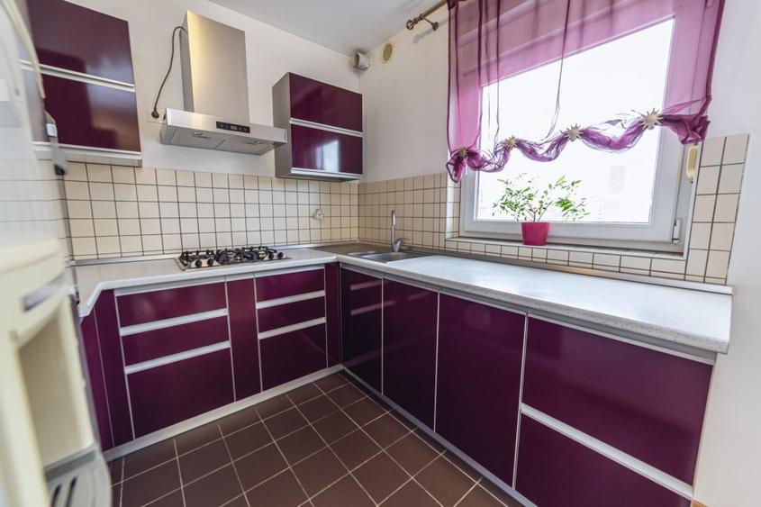 Apartament cu 3 camere decomandat, mobilat în Central