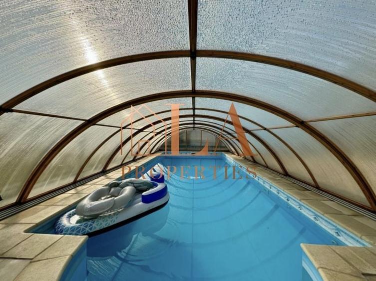 Casă individuală cu 7 camere cu Piscina în Domnești