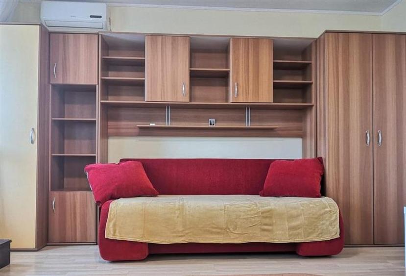 Garsoniera, Piata Victoriei, - 1