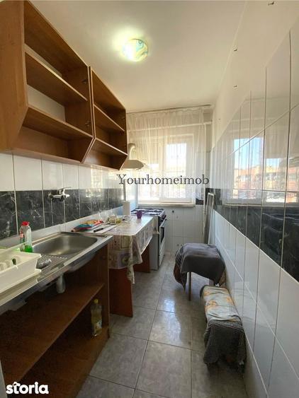 Apartament cu 3 camere semidecomandat în Craiovița Nouă