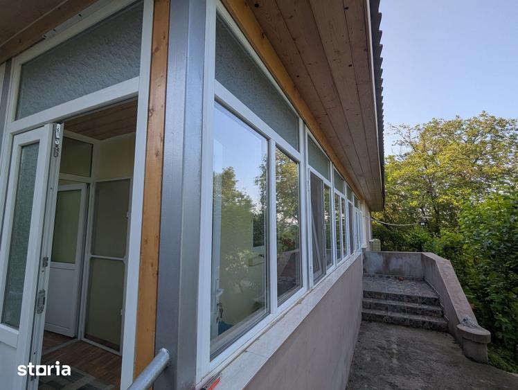 Casă cu 6 camere cu Teren 12900 Mp în Cotnari
