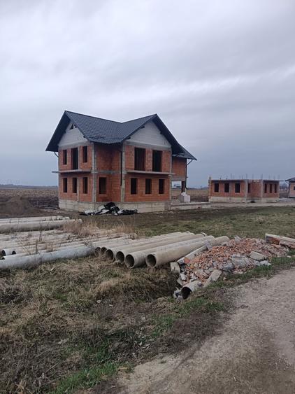 Casa la rosu de vanzare fantana mare - 4