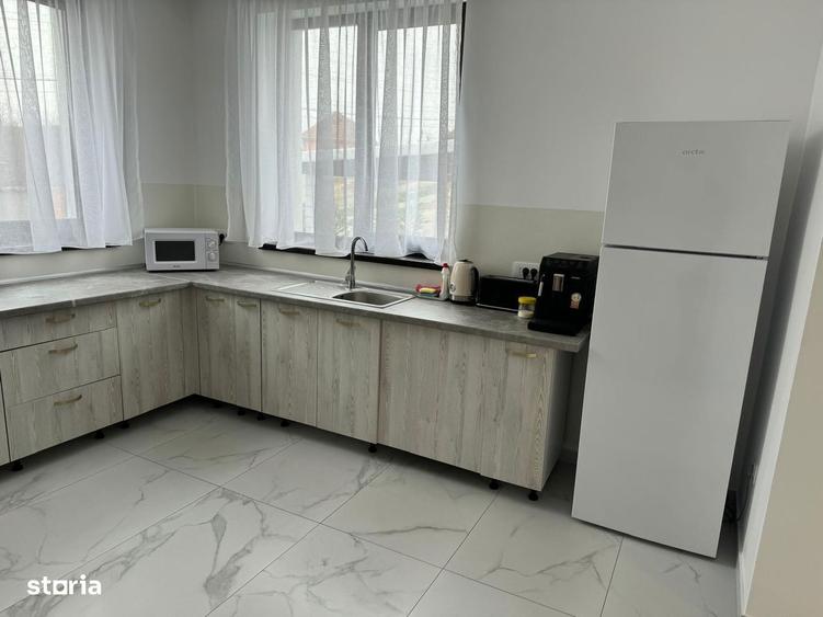 Casa semideckata cu 9 camere, in oras - 2