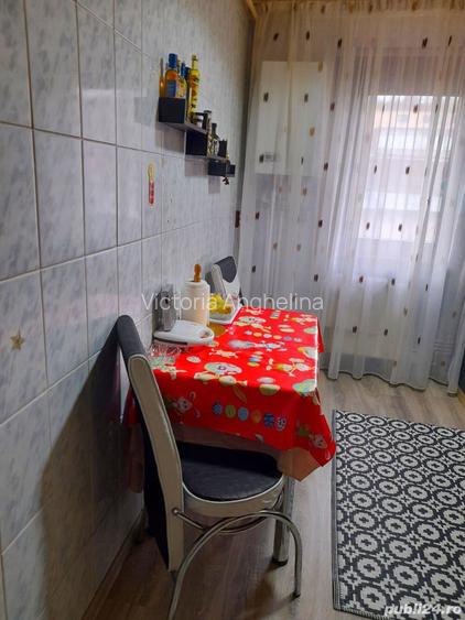 Inchiriez apartament 3 camere Independentei Petrosani ,etaj 1