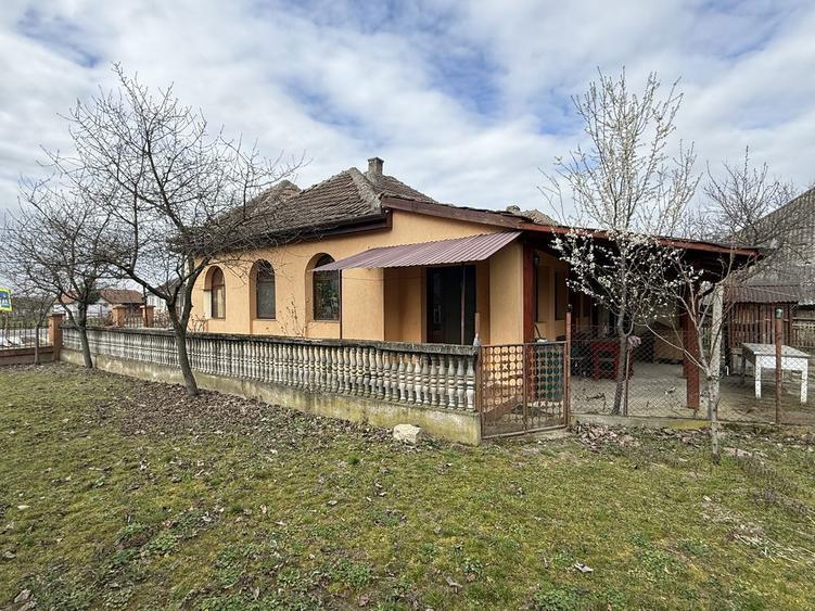 Ofer spre vanzare Casa 3 camere + Teren 47 Arii in comuna Lipau - 3